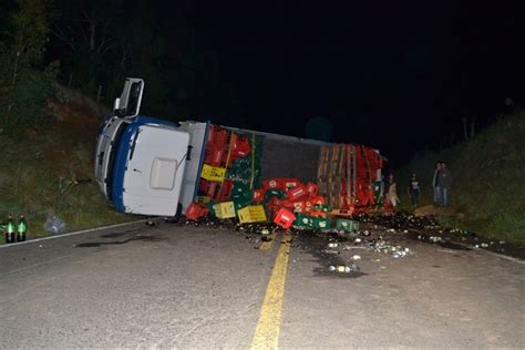 G Caminhoneiro Desvia De Vaca E Tomba Ve Culo Cerveja Not Cias