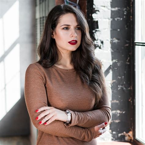 Mujer Joven Confiada Con Sus Brazos Cruzados Mirando Lejos Foto Gratis