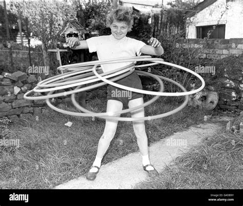 Hula Hoop S Stockfotos Und Bilder Kaufen Alamy