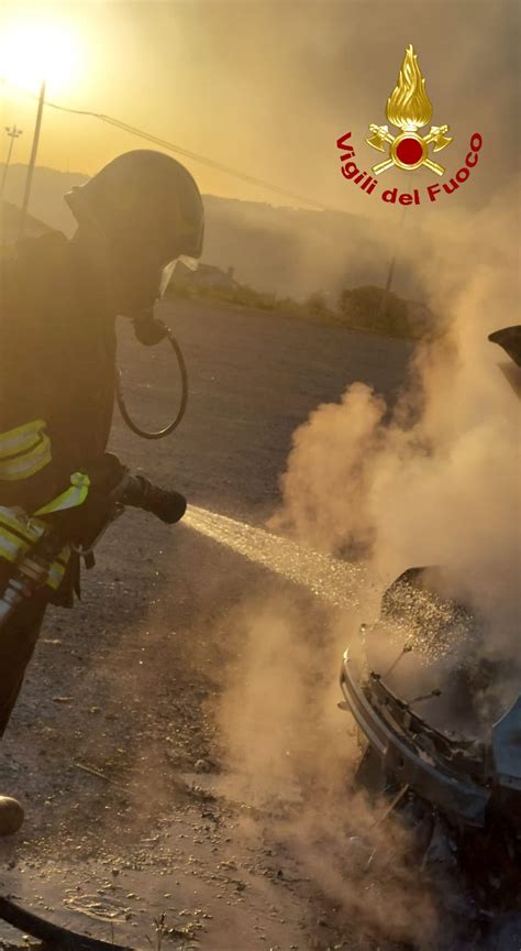 Paura A Montenero Di Bisaccia Auto Avvolta Dalle Fiamme Le Foto