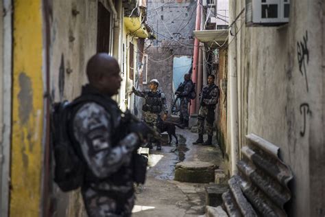 Moradores relatam de roubo a estupro em estudo sobre violações após