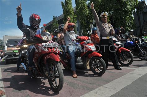 Aksi Simpatik Berlalu Lintas Antara Foto