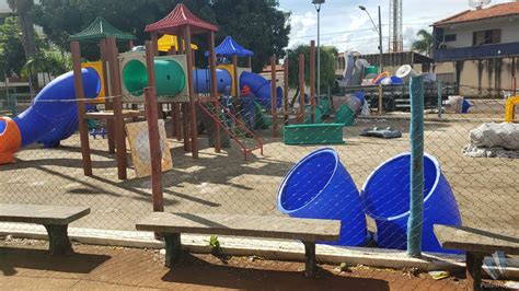 Parquinhos infantis começam a ser instalados em praças e parques de