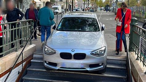 Insolite un automobiliste confond bouche de métro et entrée de