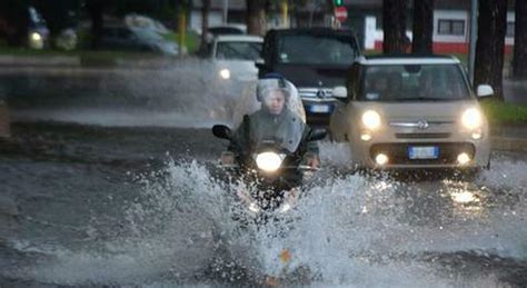 Meteo Allerta Arancione In Regioni E Scuole Chiuse A Napoli E In