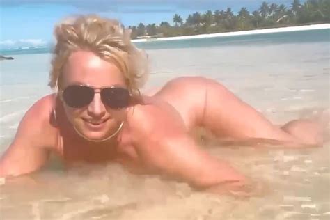 Britney Spears Posed Naked On The Beach 11 24 Social Bites