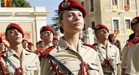 La Soldado Leonor Con El Uniforme De Gala Del Ej Rcito De Tierra En El