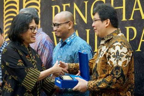 BCA Raih Penghargaan Wajib Pajak Dari Dirjen Pajak Jakarta Review