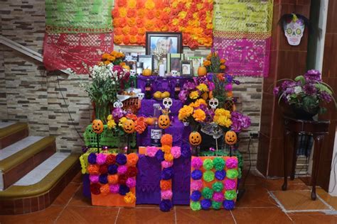 Familias mantienen viva la celebración del Día de Muertos en Cancún