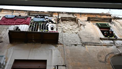 Crolla La Facciata Di Un Palazzo Ai Quartieri Spagnoli Di Napoli