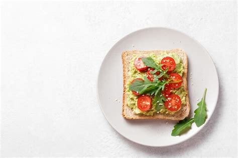 Toast De Pain De Seigle L Avocat Avec Tomates Cerises Et Roquette Sur