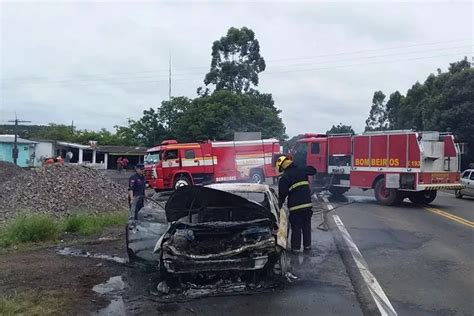 Carro três passageiros pega fogo na RSC 287 em Bom Retiro do Sul