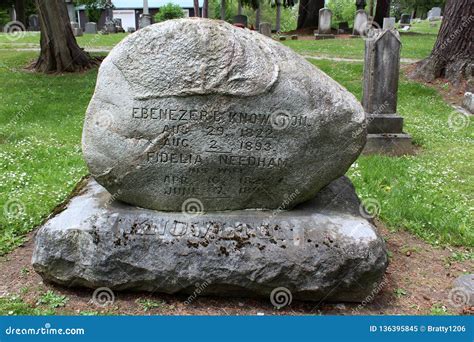 Grand Monument En Pierre Et D autres Pierres Tombales Cimetière D