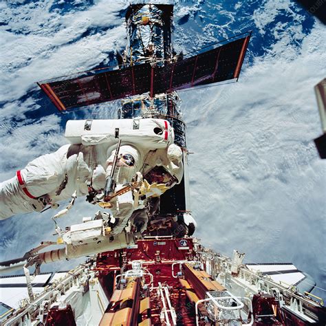 Astronaut Eva Servicing Hst On Sts 61 Stock Image C0383093