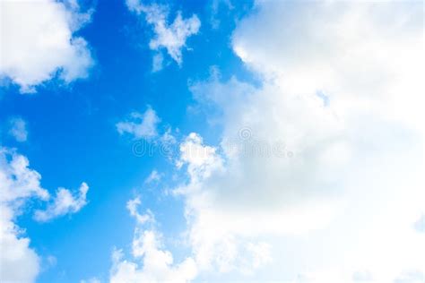 Naturaleza Cielo Azul Brillante Con Nubes Blancas En El Suelo Negro