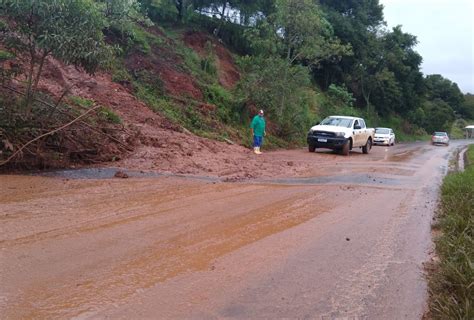 Chuva Causa Deslizamento De Terra E Rachaduras No Asfalto Da Sc