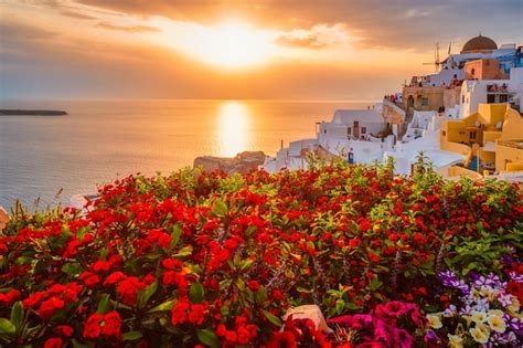 Pôr do sol sobre a cidade de oia na ilha de santorini no verão