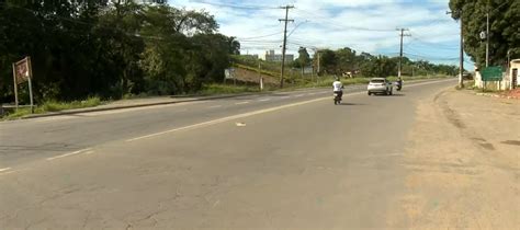 A Gazeta Bandidos emparelham carro de família e roubam veículo em