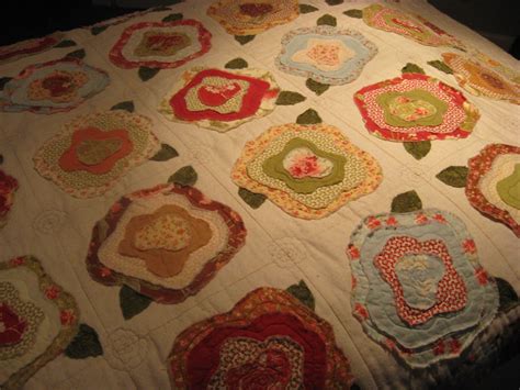 French Rose Quilt Really Cute Corner Quilting Quilts Rose Quilt Flower Quilts