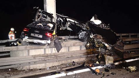 Mundelsheim A Audi Kracht Gegen Mast Fahrer Tot Sogar