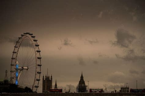 Ophelia Tinge Di Rosso Il Cielo Di Londra