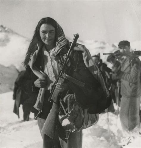 30 Vintage Photos of Beautiful Female Partisans and Resistance Fighters ...