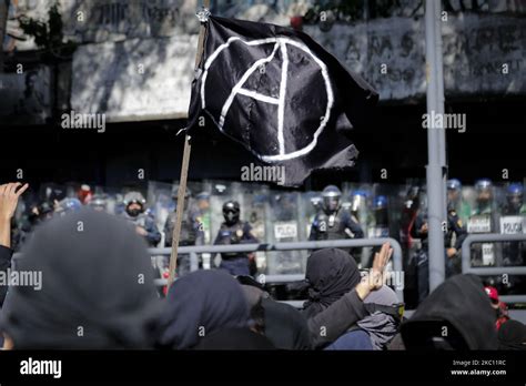 Una bandera anarquista es vista durante una manifestación el 2 de