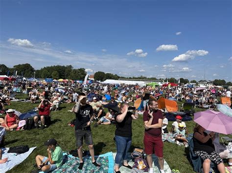 Air Show 2023 w Radomiu Mnóstwo osób ogląda pokazy na lotnisku