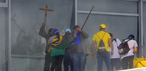 O que está acontecendo em Brasília Veja fotos e vídeos da invasão de