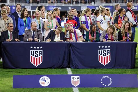 Signing On Ussf Uswnt Ink Equal Pay Cbas Front Row Soccer