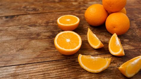 Muchas Deliciosas Naranjas Maduras En La Mesa De Madera Frutas Enteras