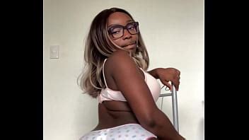 Joven de ébano con linda ropa interior se folla a su almohada XVIDEOS