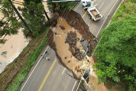 Cratera Surge Na Sc Em Rio Das Antas Ap S Passagem De Tornado E