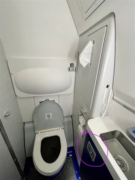 The Anatomy of An Airplane Bathroom (And How To Use It ...