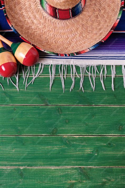 México México Sombrero Maracas Fiesta Madera Fondo Vertical Foto Premium