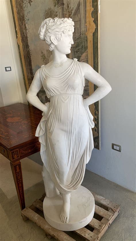 Statua In Marmo Bianco Di Carrara Raffigurante Una Figura Femminile