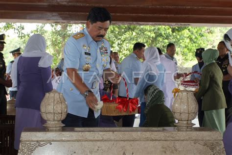 Ziarah Ke Makam Presiden Soekarno Antara Foto