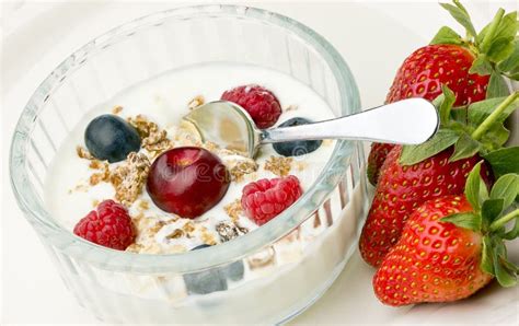 Kom Yoghurt Met Muesli En Fruit Stock Foto Image Of Fruit Aardbeien