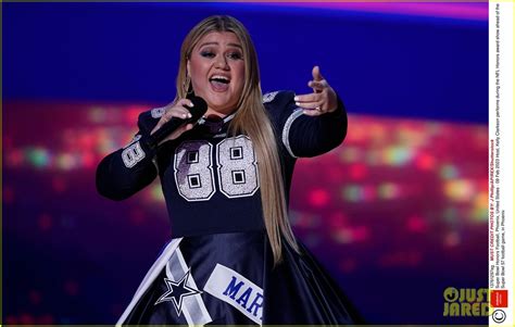 Kelly Clarkson Wears Incredible Dallas Cowboys Dress While Hosting NFL ...