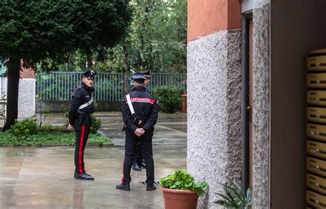 Pavia Anziano Trovato Morto In Casa Badante In Caserma Lapresse