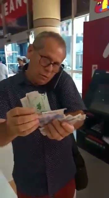 En centro comercial cajero entregó alta suma de dinero en billetes