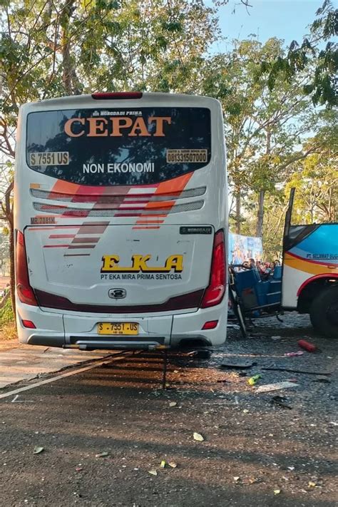 Bus Eka Dan Sugeng Rahayu Adu Banteng 2 Sopir Dan Seorang Pejalan Kali