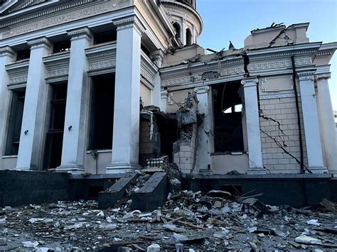 Ataque russo mata duas pessoas e danifica catedral na Ucrânia