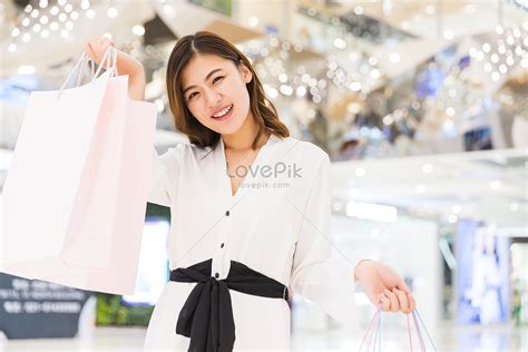 Gratis Foto Wanita Muda Senang Berbelanja Di Mal Unduh Di Lovepik