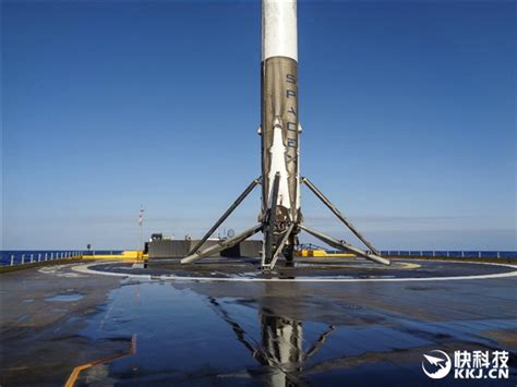 超高清：壮举！spacex猎鹰9号火箭成功海上回收