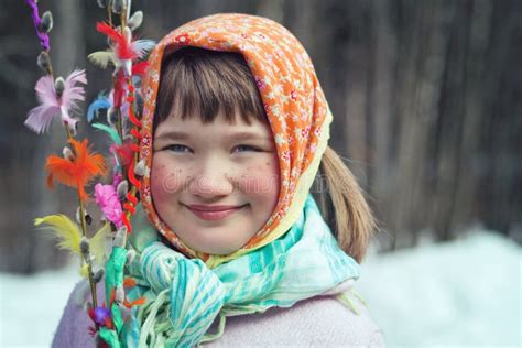 Kleines Mädchen Gekleidet Als Ostern Hexe Stockfoto Bild von mädchen