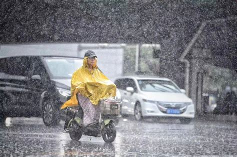 这雨真不小！北京发布积水内涝、地质灾害预警，明日这些列车停运，注意→暴雨蓝色密云