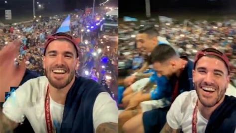 Campeones del mundo Rodrigo de Paul junto a Messi y Di María en el