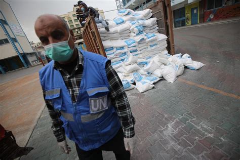 UNRWA distributes food aid to families in Gaza – Middle East Monitor