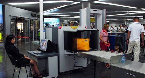 Seguran A Em Aeroporto O Que E Como Funciona A Inspe O De Bagagens